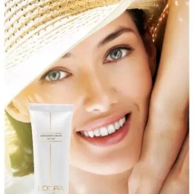 کرم ضدآفتاب +SPF50 بی رنگ مناسب انواع پوست لدورا کر ۸۰ میلی لیتر